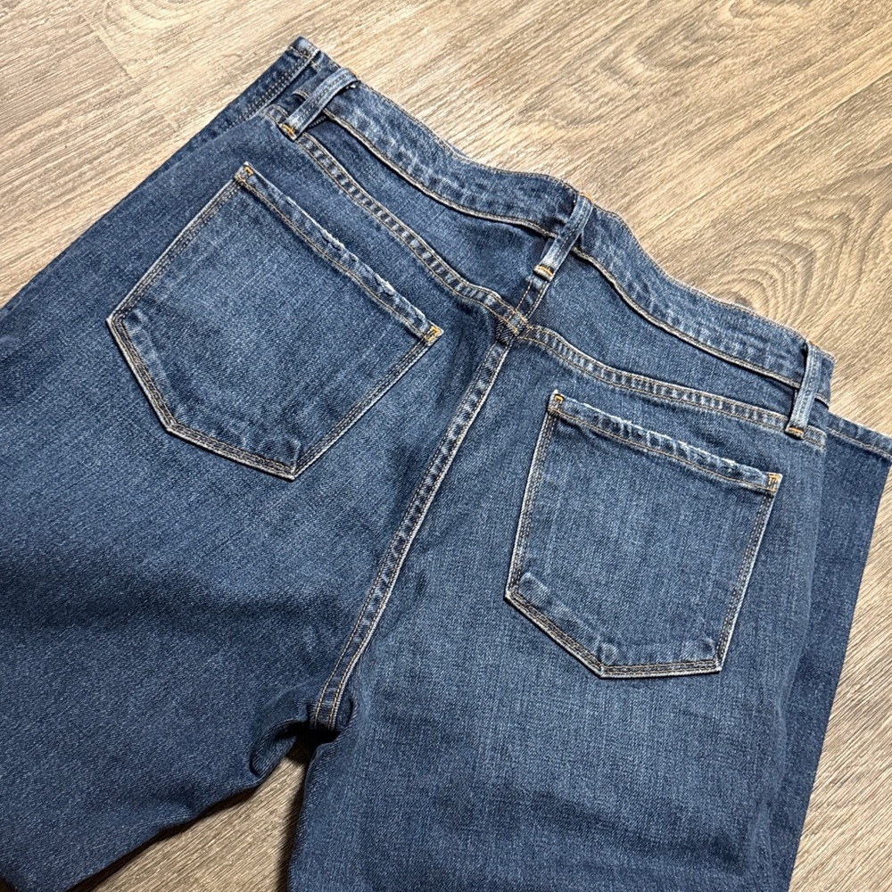 Frame Denim Le Sylvie Crop in Dark and Light Blue - Picture 5 of 8